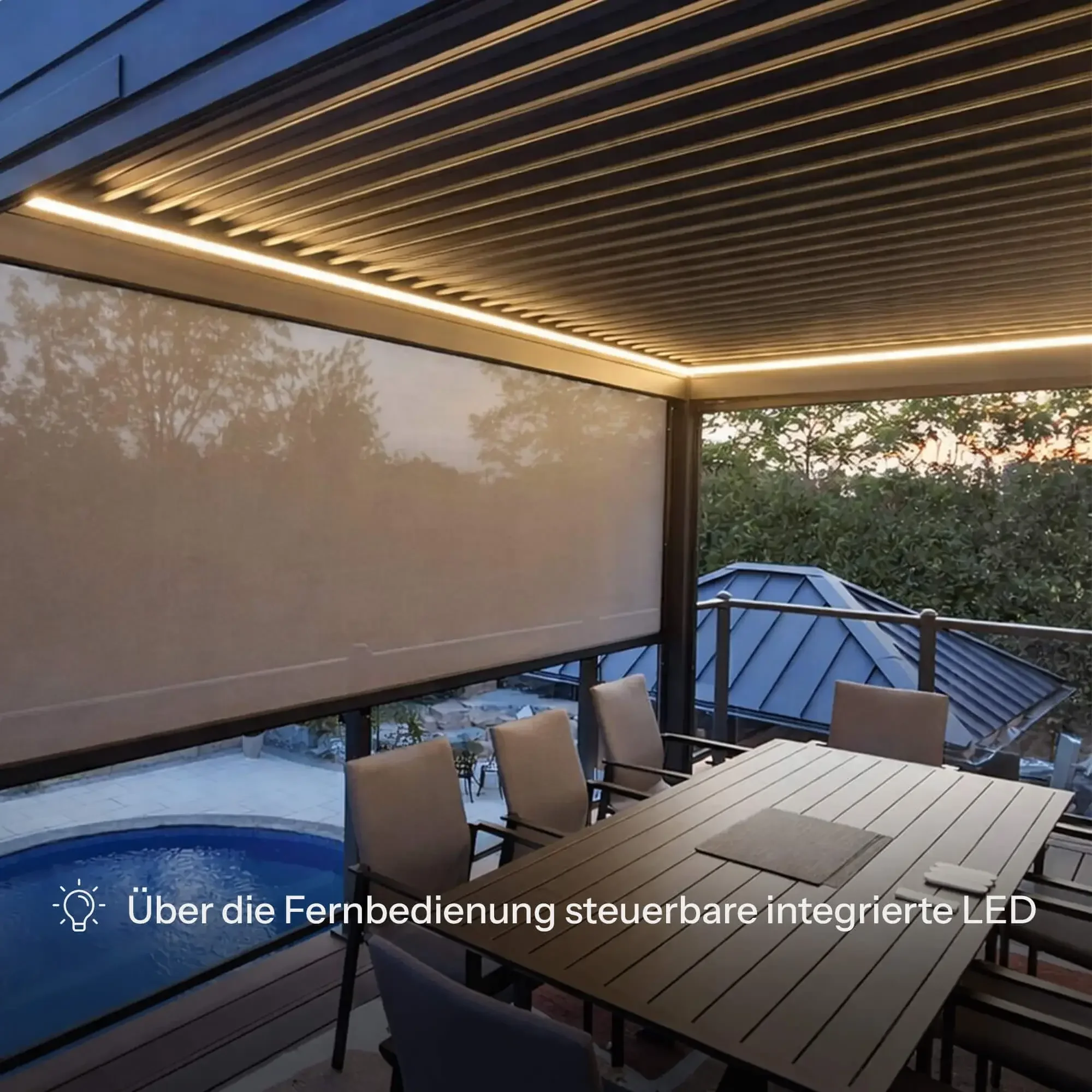 Integrierte LED-Beleuchtung im Rahmen einer HUUN Pergola über einer Sitzgruppe