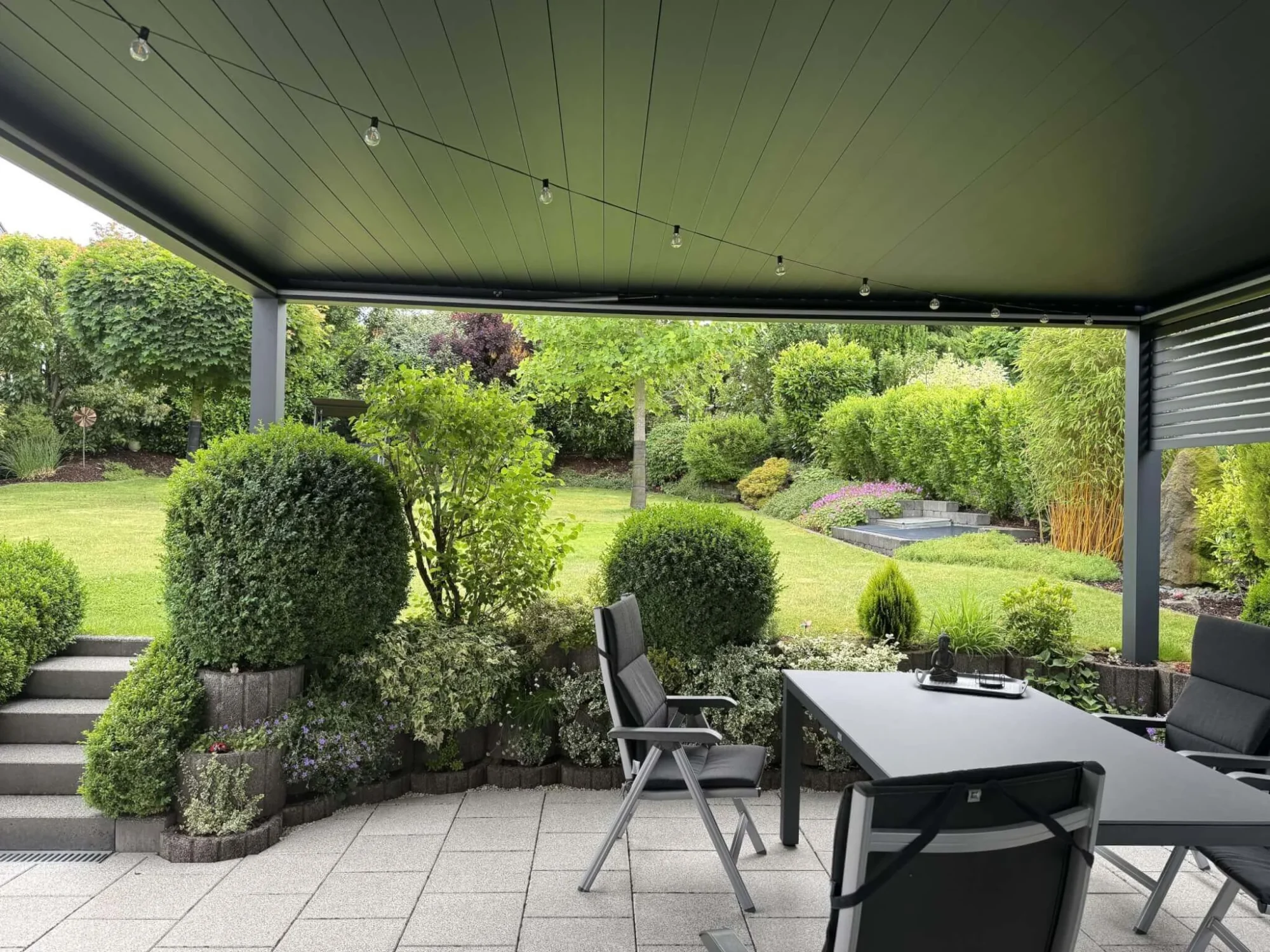 HUUN Pergola mit geschlossenem Lamellendach auf einer Kundenterrasse