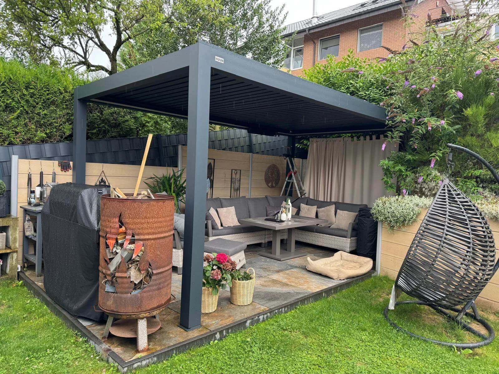 HUUN Pergola in einem Kundenprojekt auf einer Terrasse